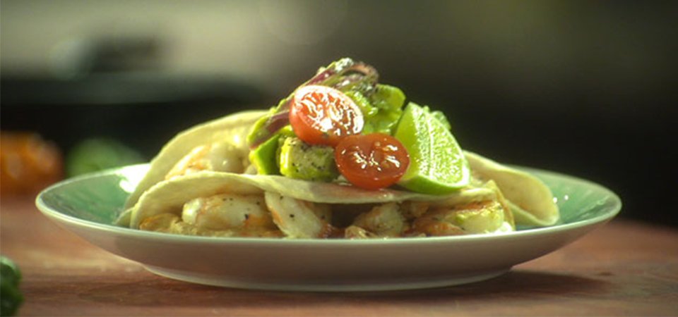 Tacos de Camarón con Salsa de Aguacate y Chile Manzano