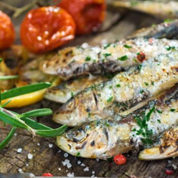 Tacos de sardina con salsa de aguacate y habanero