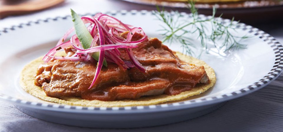 Tostadas de cerdo encacahuatado