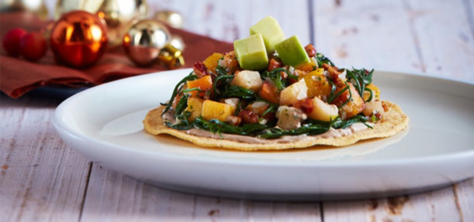 Tostadas de ensalada de romeritos con frutas