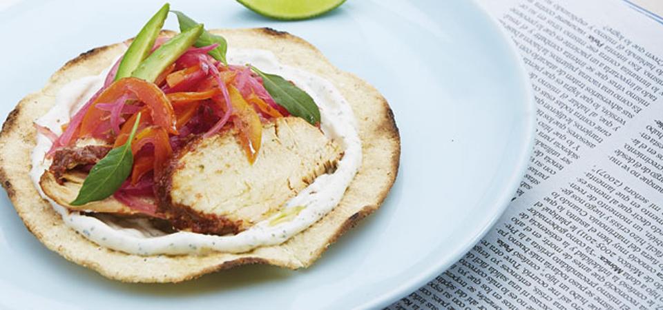 Tostadas de Mixiote de Pollo con Cebollitas Moradas