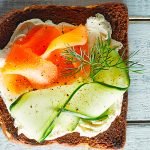 Receta de tostado con pepino y salmon ahumado