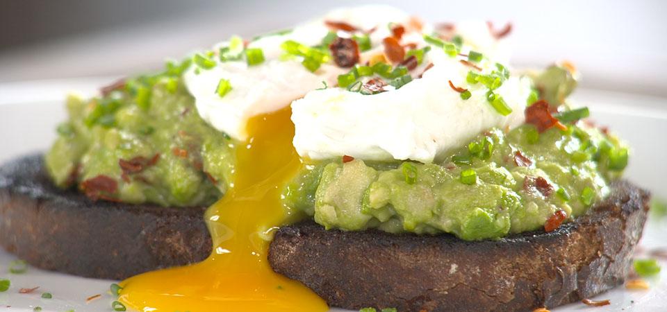 Tostado de Aguacate con Huevo Pochado