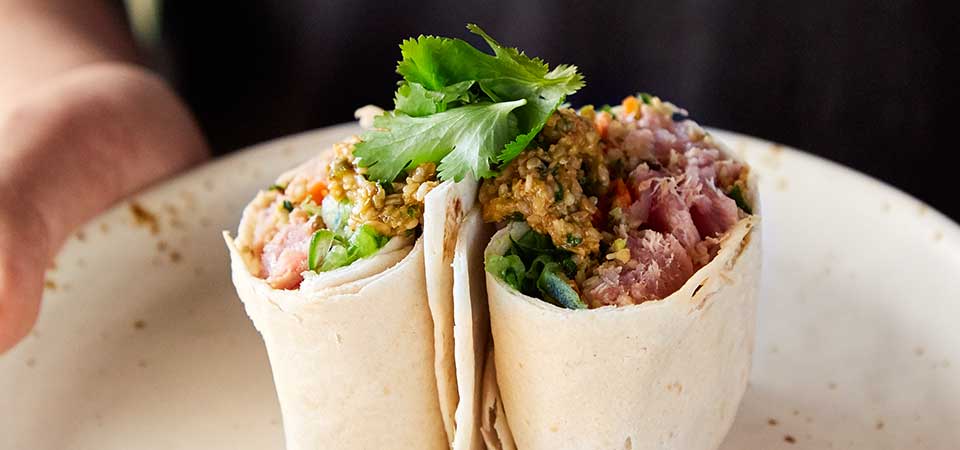Burrito de Atún Sellado con Salsa de Ajonjolí