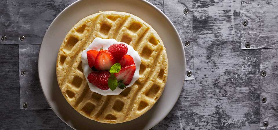 Waffles con salsa de yogurt y plátano