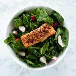 Salmón empapelado con ensalada de rábanos