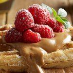 waffles con yogurt y salsa de cafe