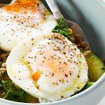 Fáciles Huevos Pochados con Lentejas Especiales