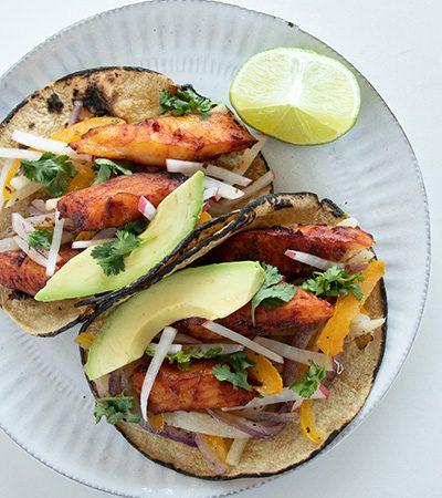 Tacos de Pescado con Ensalada de Jícama