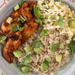 Tazón de arroz con pollo al achiote y esquites