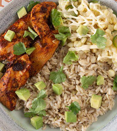 Tazón de arroz con pollo al achiote y esquites