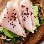 Tostado De Pechuga Pavo Con Queso Aguacate Y Espinacas