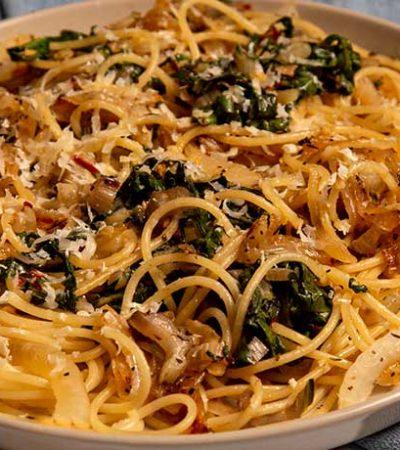 Spaghetti Con Cebolla Caramelizadas Y Acelgas