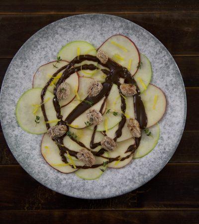 Carpaccion de Manzanas con Salsa de chocolate