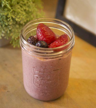 Batido de Frutos rojos Aguacate chia y Leche de Avena