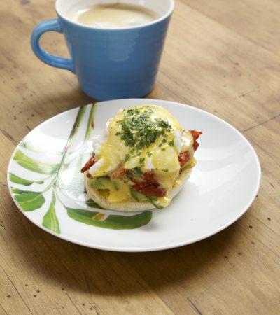 Huevos Benedictinos con Cecina y Salsa de Habanero