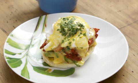 Huevos Benedictinos con Cecina y Salsa de Habanero