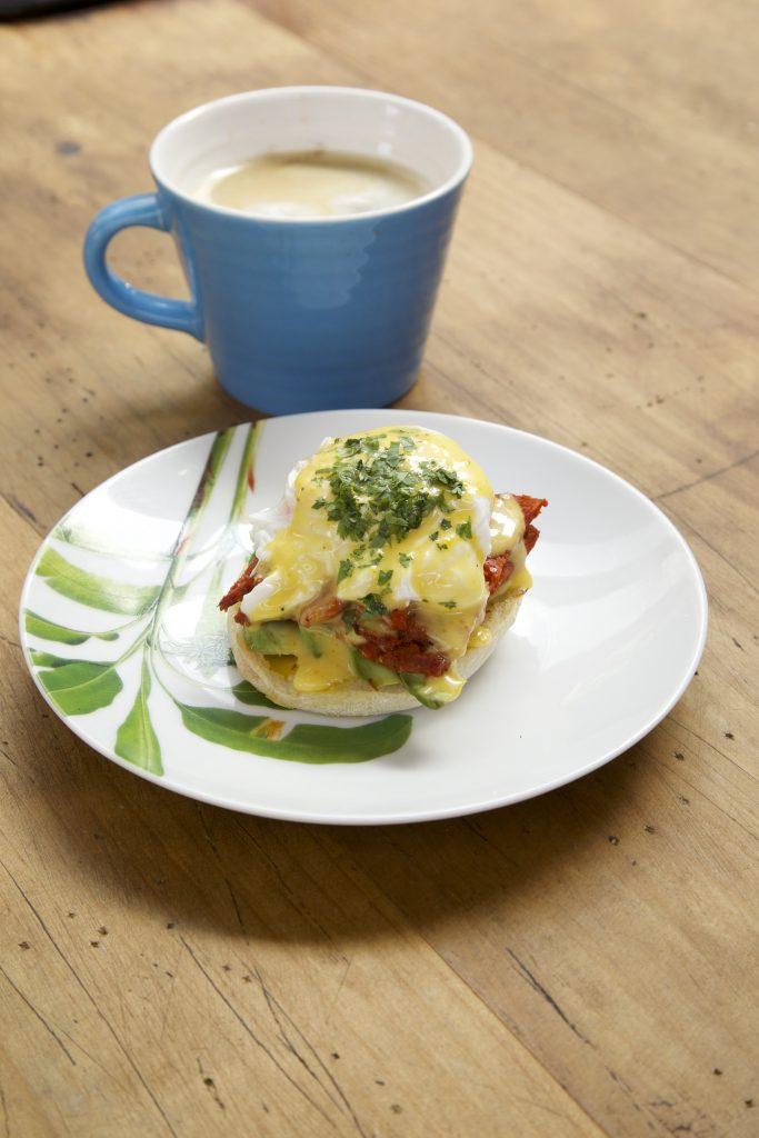 Huevos Benedictinos con Cecina y Salsa de Habanero