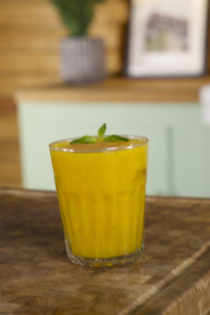 Agua fresca de mango jengibre y hierbabuena