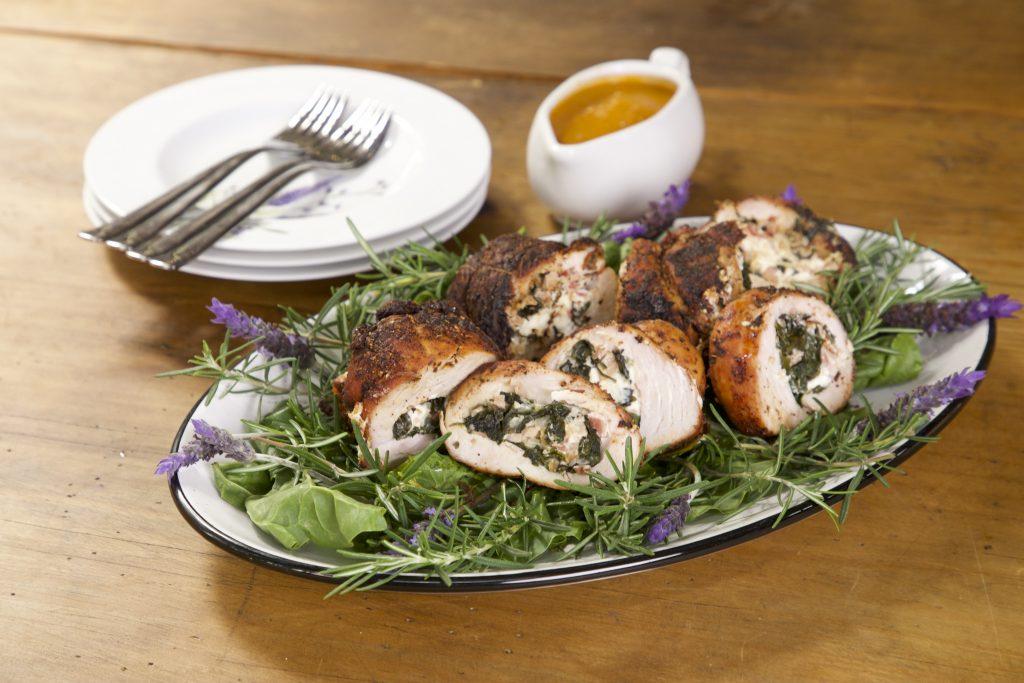 Rollo de Pechuga de Pavo con Salsa de calabaza y Chipotles