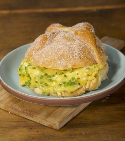 Sándwich de Huevo en Pan de Muerto