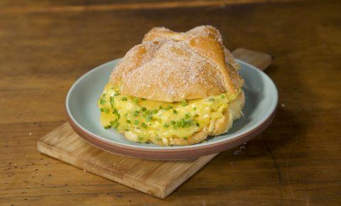 Sándwich de Huevo en Pan de Muerto