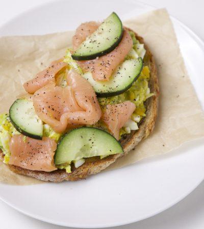 Tostado de Aguacate con Huevo Pepino y Salmon Ahumado