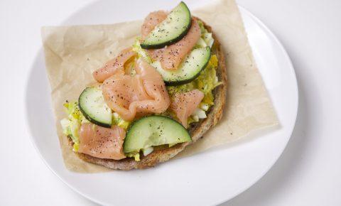 Tostado de Aguacate con Huevo Pepino y Salmon Ahumado