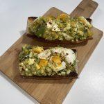 Tostado de Huevos ,Aguacate y Perejil