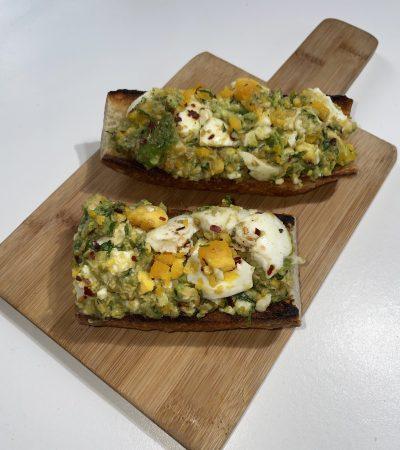 Tostado de Huevos ,Aguacate y Perejil